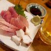 那覇・県庁前「なかむら家」 沖縄鮮魚を楽しむ地元酒場。えーぐぁーマース煮に泡盛を。