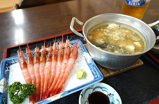 糸魚川「蒸汽茶屋」 ここは翡翠の街。海鮮汁を肴に明るいうちから一献。
