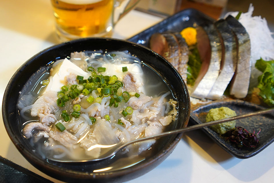 神保町『かんだ串亭』名物・塩味の肉どうふは日本酒のための肴。