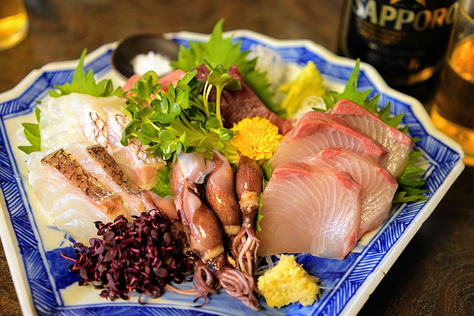上野『北畔』はいった瞬間、そこは青森。山菜と刺身に桃川をあわせる