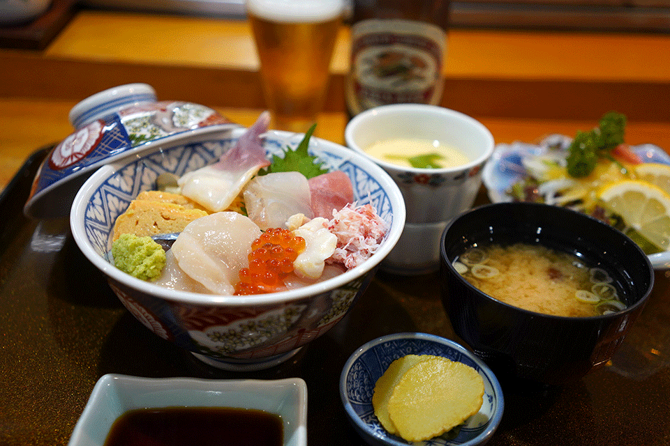 古川「中鉢」地のもの揃ってます。一人飲み歓迎の日本料理屋