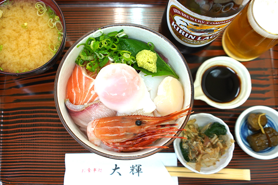 大阪・野田『大輝』市場奥深く朝5時開店、自家製出汁の海鮮丼と麦酒