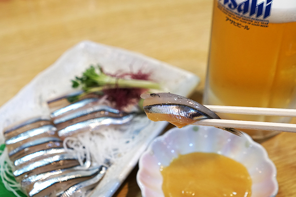 博多『寿久』筑紫口で53年の正統派酒場、名物豆腐煮付と新鮮キビナゴ