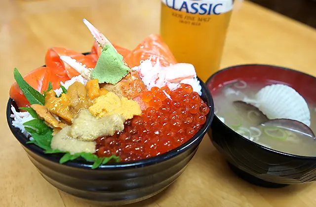 小樽『市場食堂 味処たけだ』三角市場で人気の海鮮丼とサッポロクラシック