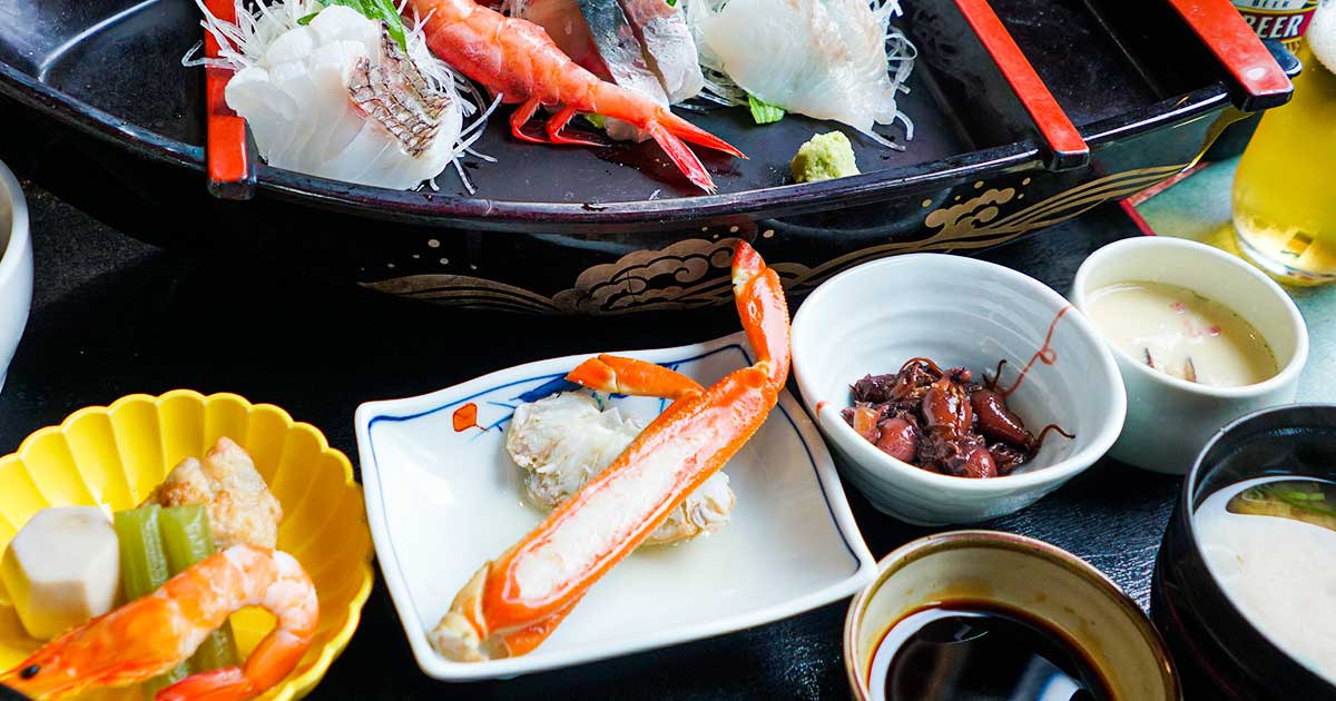 浜坂『マル海渡辺水産・味波季』昼飲みは海産物市場でズワイ蟹を楽しむ