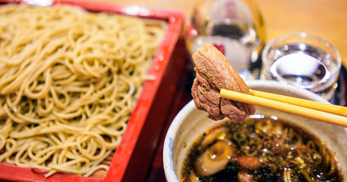 鴨せいろ発祥の店『銀座長寿庵』で楽しむ、元祖の味と菊正宗