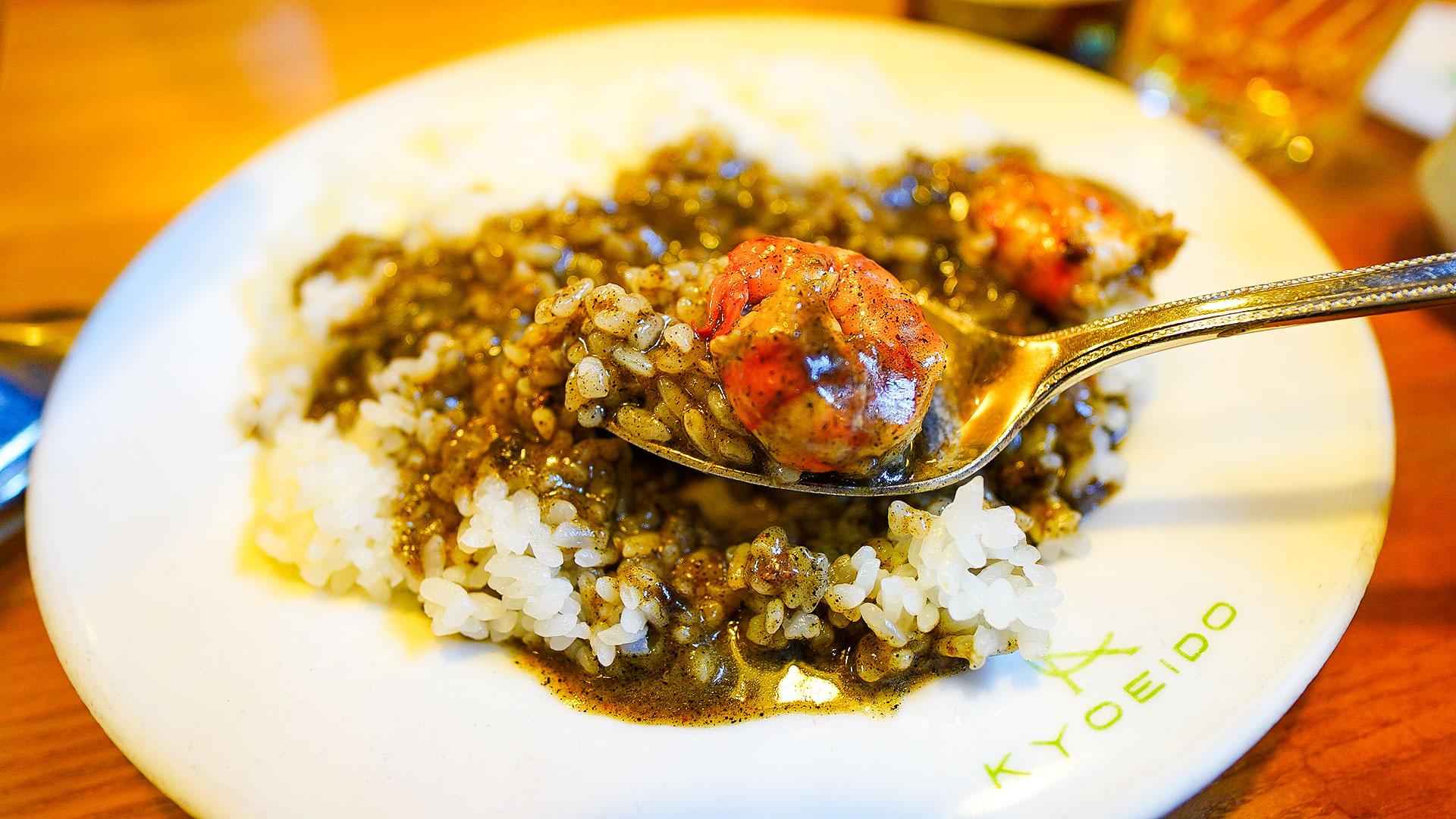 神保町『スマトラカレー 共栄堂』100年の歴史を誇る漆黒のカレーで昼下りのビールを