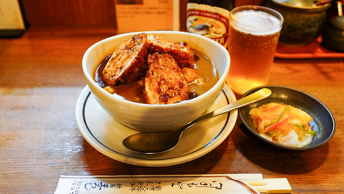 新宿『王ろじ』大正10年創業、カツカレーではなく”とん丼”と呼ぶ唯一無二の味