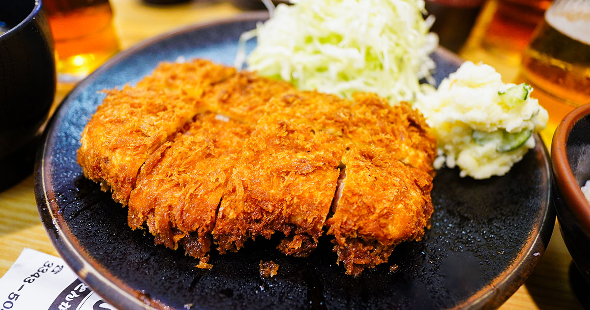 西新宿『弁けい』安旨な巨大豚カツ！驚異的コスパを誇る路地裏の名店で昼飲みを