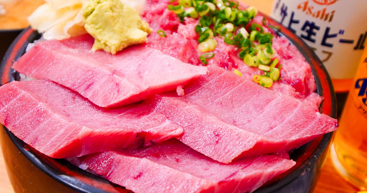 三河島『大和水産』マグロ卸が本気で営む鉄火丼の名店。厚切り中トロ肴に昼飲みを