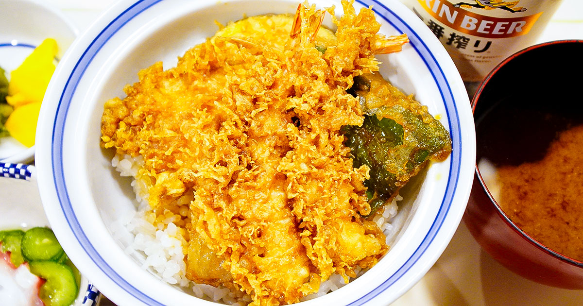 新宿『天ぷら 船橋屋本店』明治19年創業、胡麻油でカラッと揚がった天丼で昼飲みを