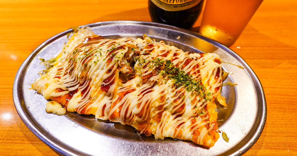 上野『立飲みカドクラ』名物「豚平焼」が旨い！焼肉屋が営む鉄板立ち飲み