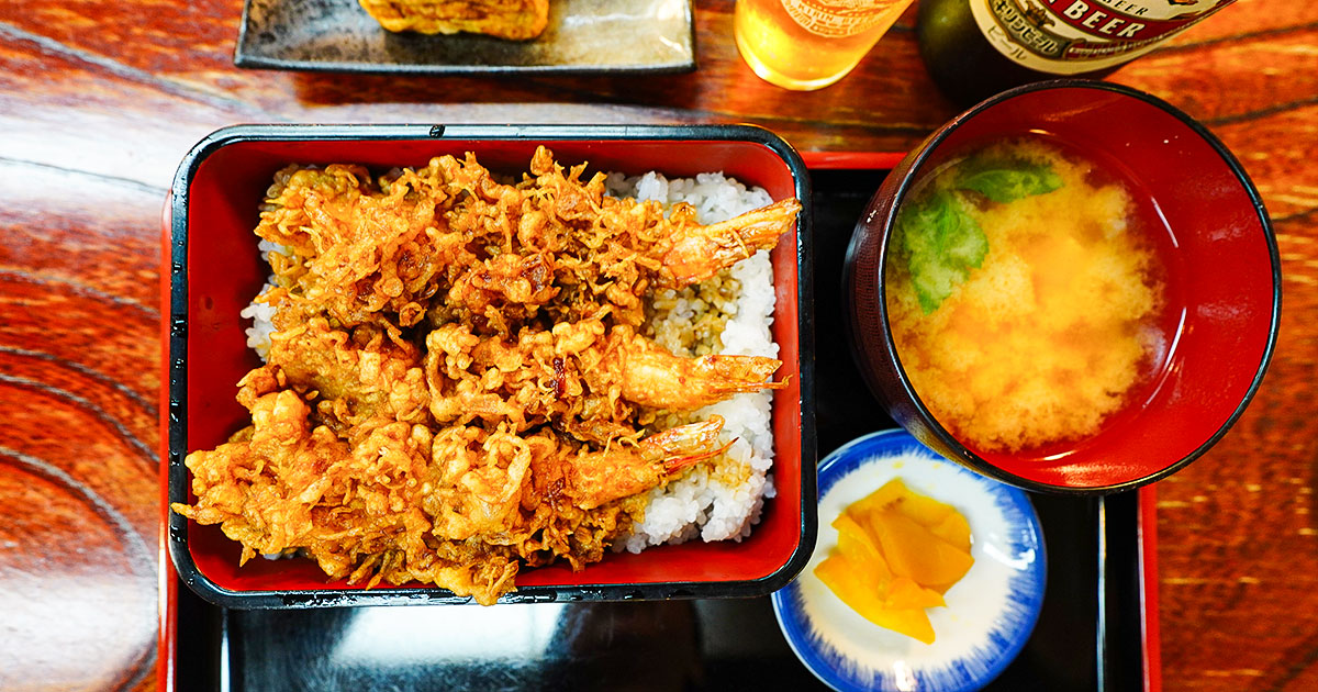 水道橋『猿楽町淺野屋』創業大正14年。100年蕎麦屋で味わう、漆黒の天重と粋な蕎麦前