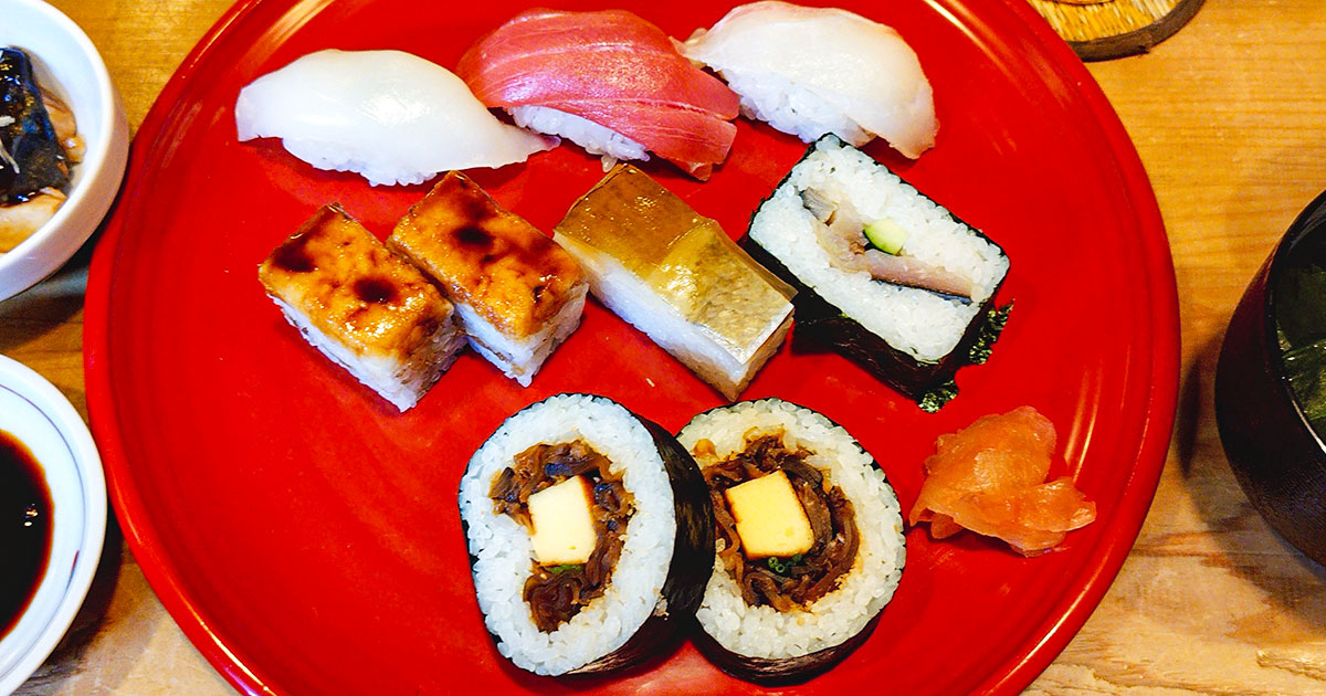 京都『ひさご寿し』四条河原町の真ん中で昼酒を。昭和25年創業、伝統の京寿司をつまむ