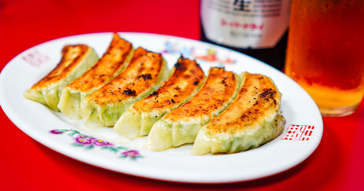 浅草観音裏『餃子舗 龍王』夜だけ現れる赤暖簾。手打ち餃子と瓶ビールで乾杯