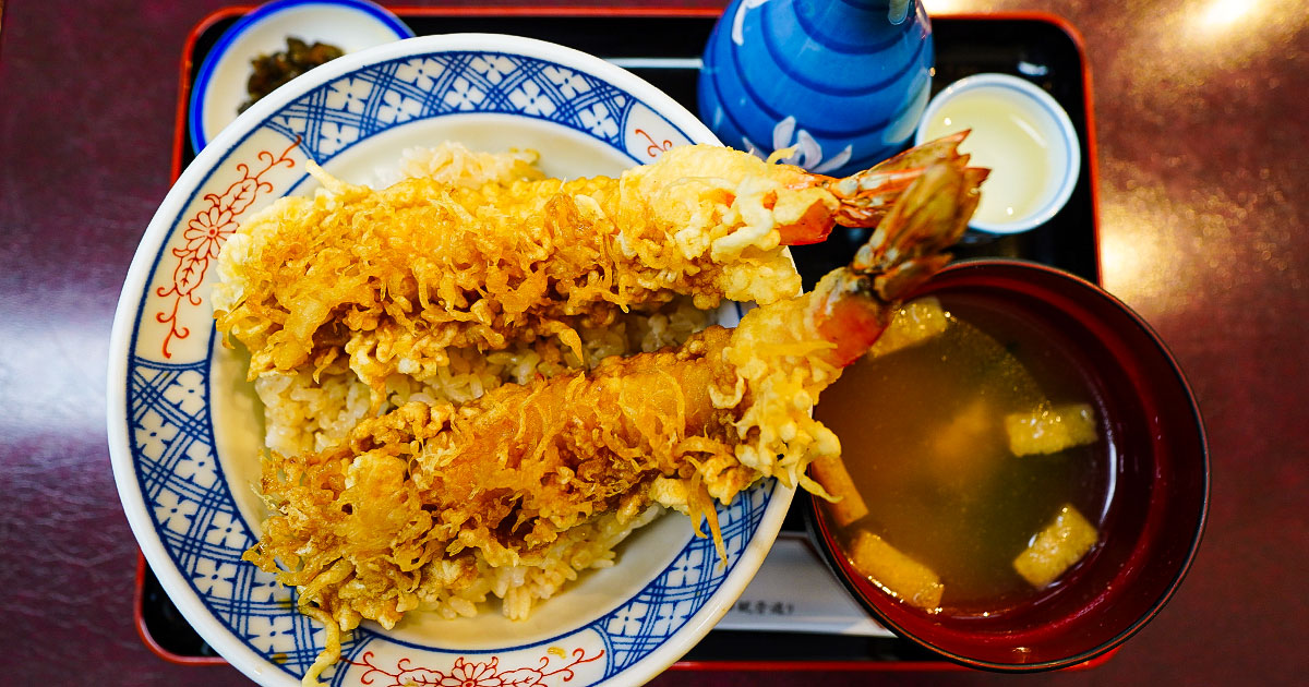 浅草『雷門 満留賀』明治28年創業。喧騒を離れ、海老天で一献傾ける静かな昼下がり