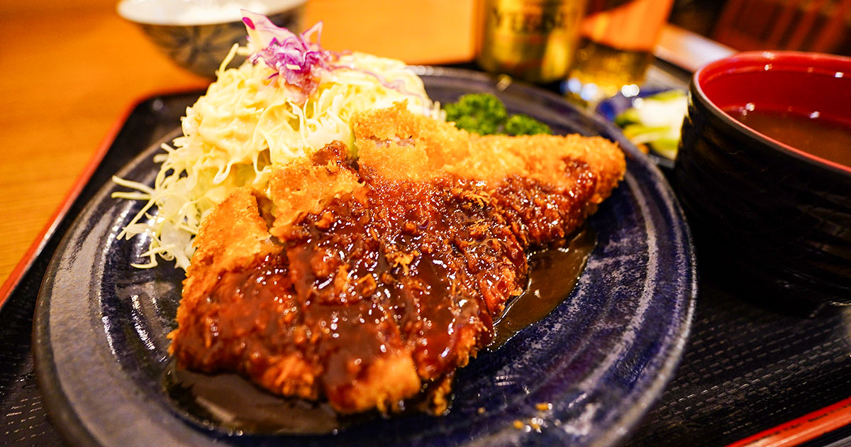 四ツ谷『とんかつ三金』創業約80年の正統派。従業員が守った復活の名店でロースカツとヱビス