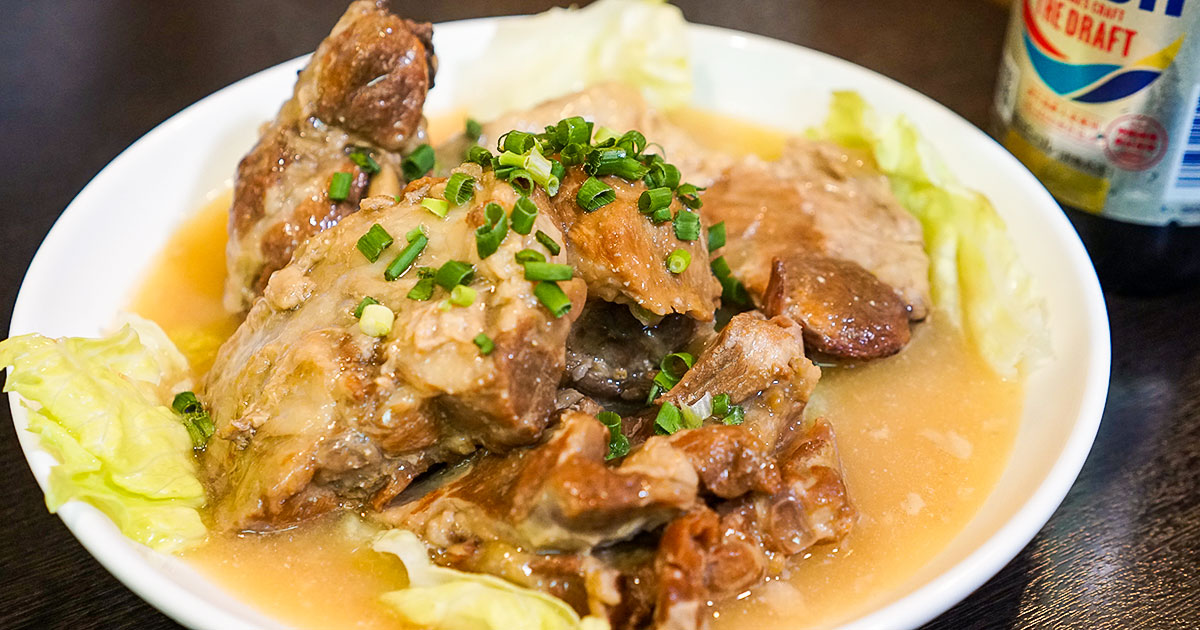 本部町『居酒屋 ちゅら12』リゾートからタクシー5分 泡盛珊瑚礁とソーキを満喫ローカル酒場