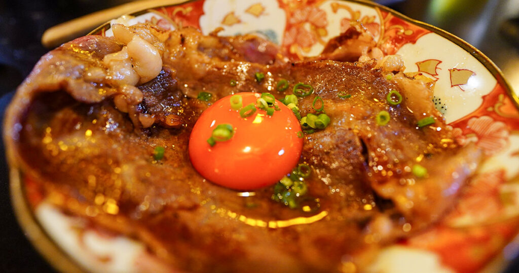 大阪・梅田『鉄板串酒場 しん家』駅前ビルで神戸牛が350円!鉄板で焼く「一串入魂」の味