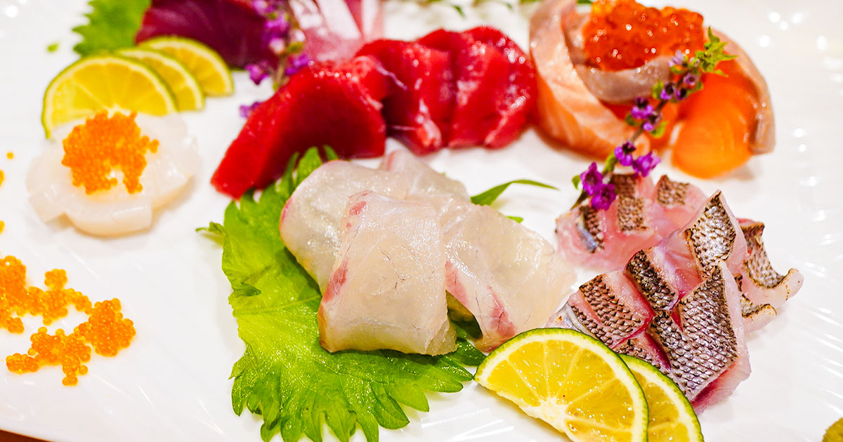 大阪・梅田『海鮮一番』厚切り刺身には鍛茶や鳥取地酒で乾杯！賑わう地下の海鮮酒場