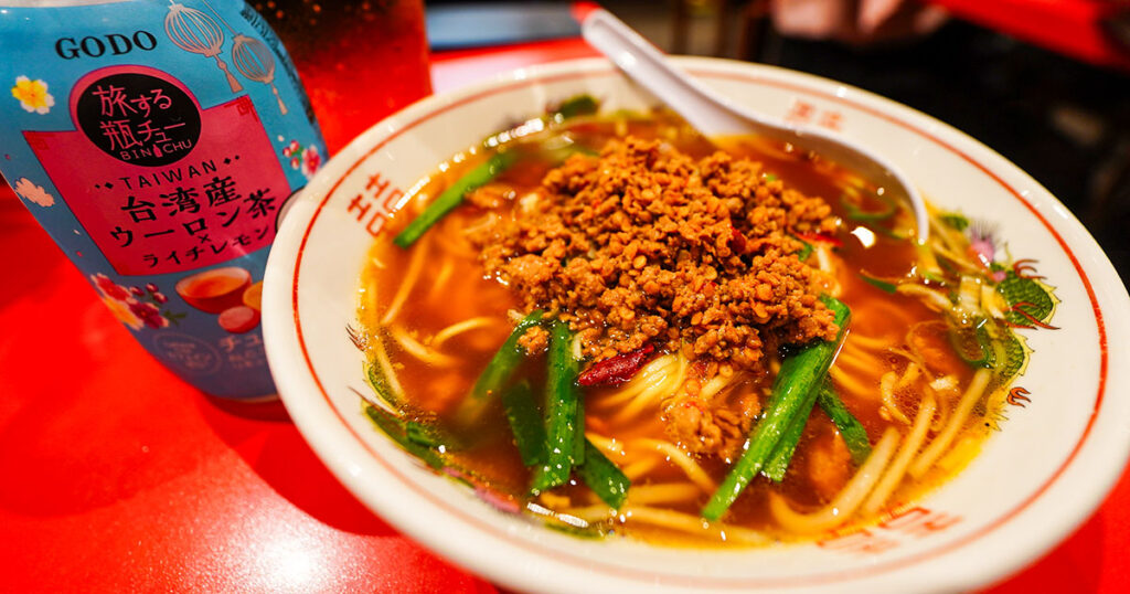 大阪・梅田『台湾料理 味仙 大阪駅前第2ビル店』台湾ラーメンには台湾テーマの瓶チューを!旨辛と爽快ウーロンの絶妙なバランス