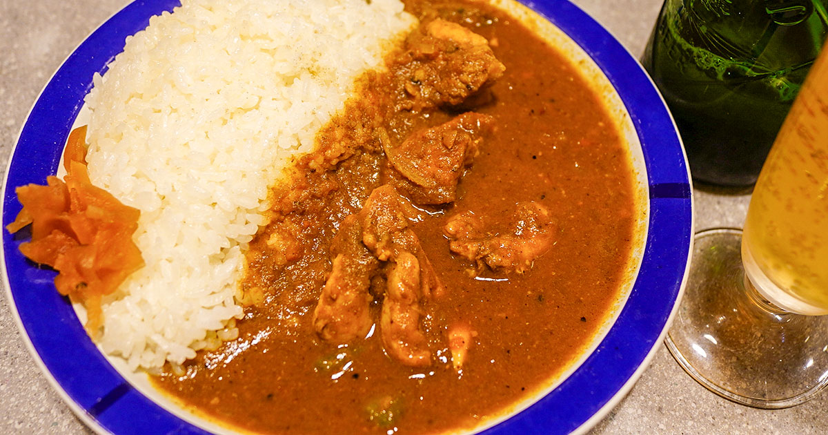 神保町『カリーライス専門店 エチオピア本店』スパイスと野菜の旨味が溶け込む名店で、夕暮れ時のカレー飲み