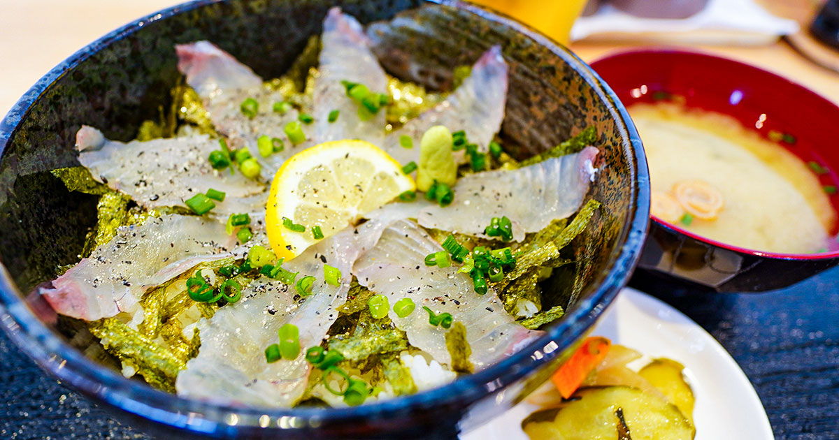 小倉『味処 矢野 京町店』ローカル名物「活ヒラメ丼」で昼飲みを!30年続くレトロ食堂の味を駅前で満喫