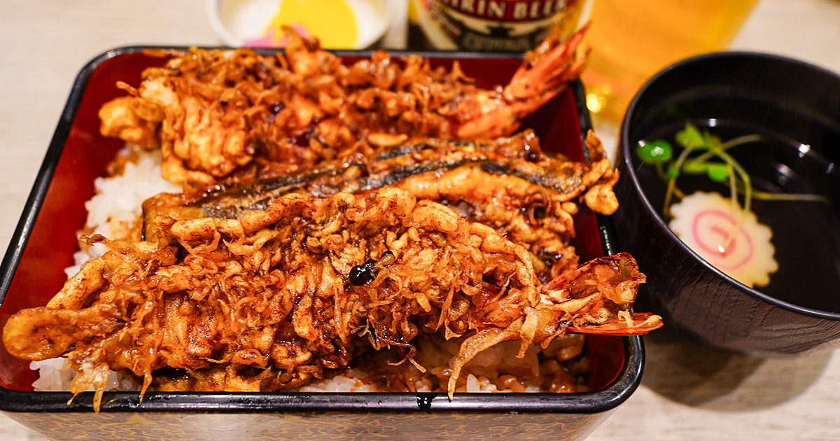 人形町『松竹庵』創業半世紀の黒い天丼!粋な町蕎麦で、海老天を頬張り冷酒をグッとあわせる