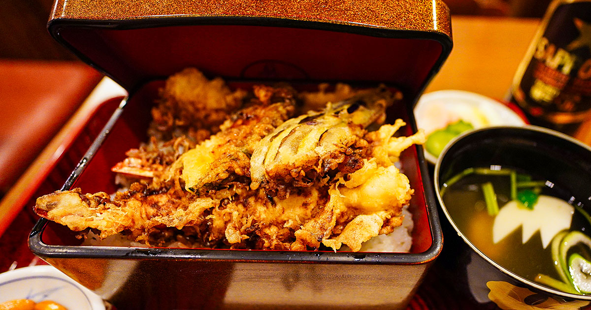 蕎麦屋の天丼なぜ美味しい？明治42年創業 上野・池之端『新ふじ』で紐解く、衣とタレと蕎麦屋酒の魅力