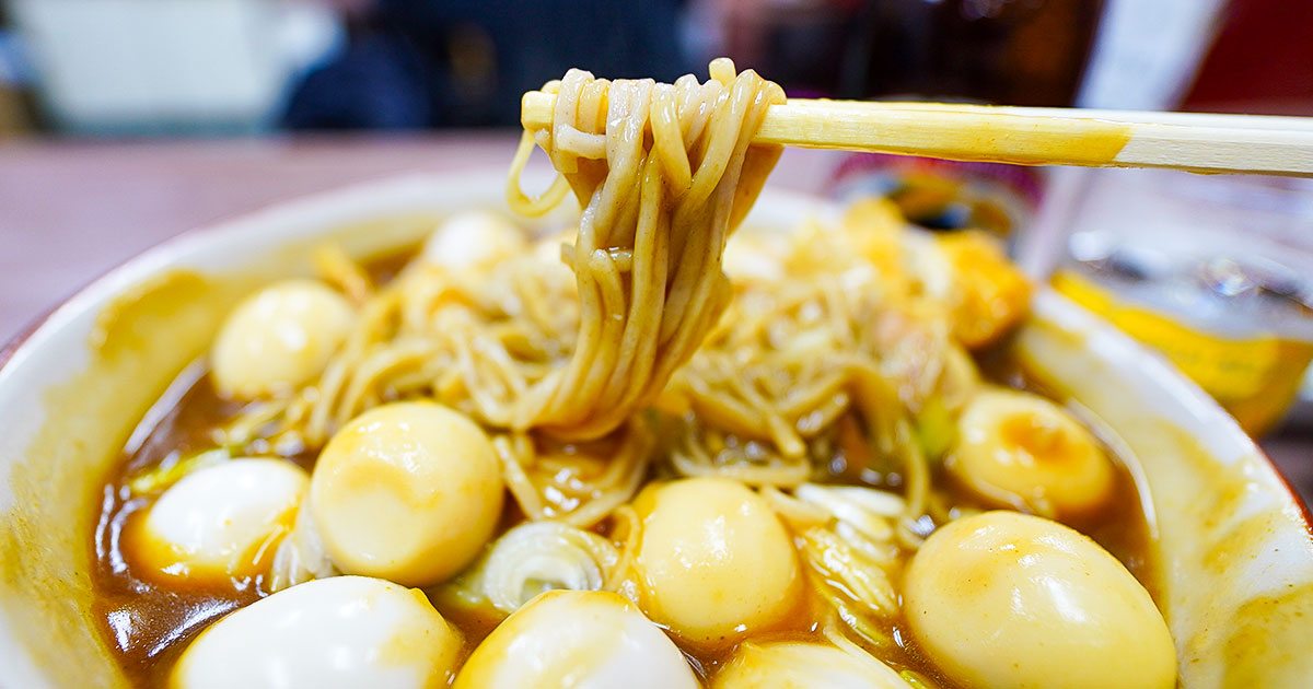 【下北沢】うずら20個の衝撃！昭和35年創業『広栄屋』ギガたまカレー蕎麦が昼飲みの最高の肴だった