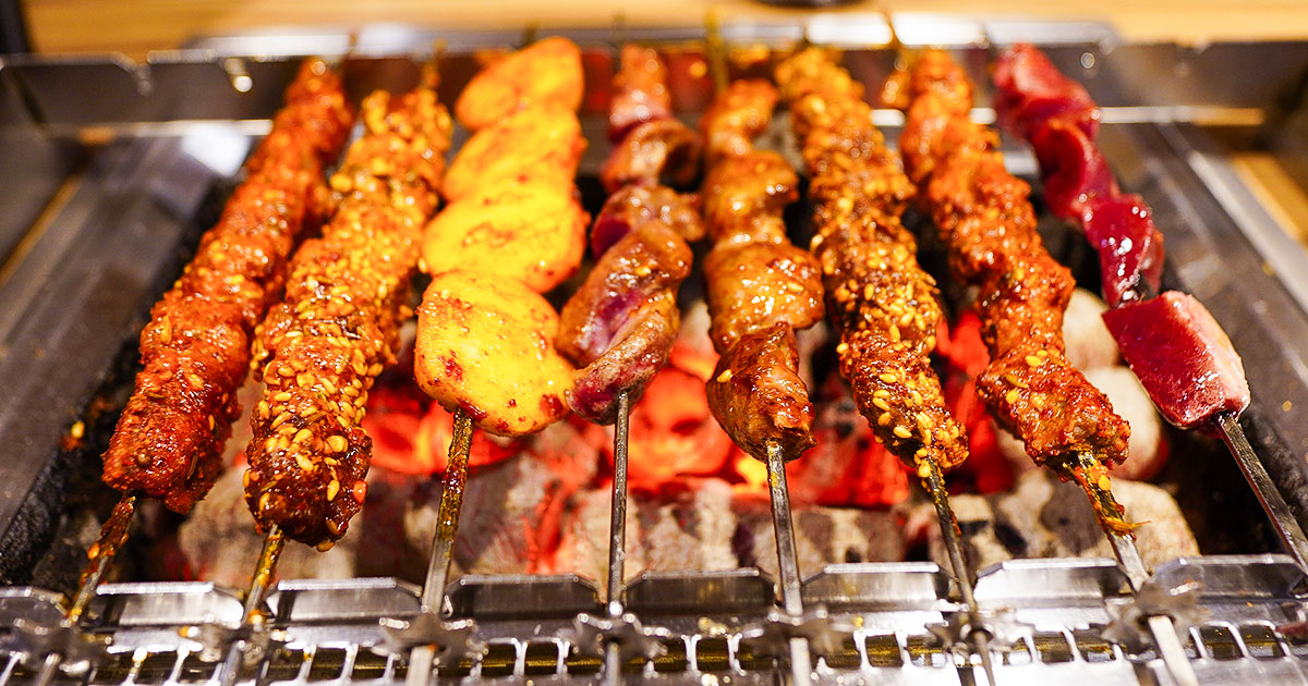 卓上ロースターで羊串焼!上野『千里香』は四半世紀親しまれるガチ中華の大定番