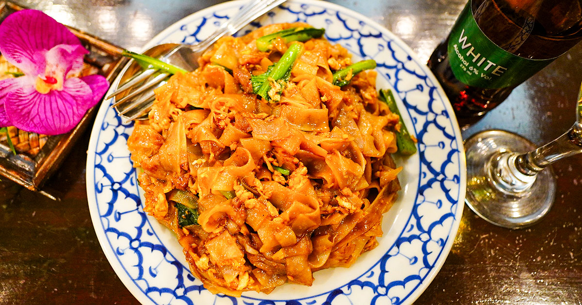 北千住『ライカノ』甘辛い本格タイ料理！ワインクーラー「SPY」進む太麺エスニック焼きソバ