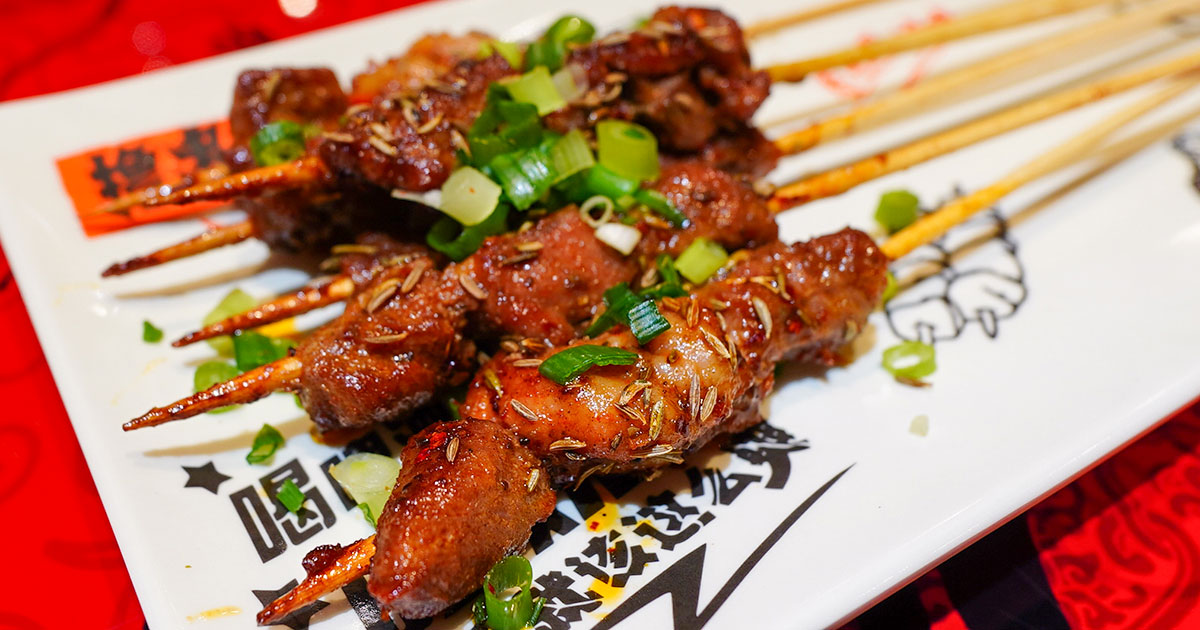 池袋『湘聚・湖南菜館』飛び交う中国語と本場の羊肉串！未知のガチ中華飲み 牛蛙鍋はまるで河豚