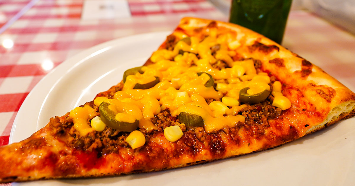 王子『ラッコズ』家族経営で16年！アメリカ人店主が焼く本場NYピザで大満足の”ピザ屋飲み”