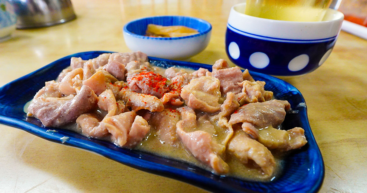 大正2年から続く甲府の100年食堂『稲荷家』朝から絶品モツ皿と湯呑みぶどう酒で乾杯