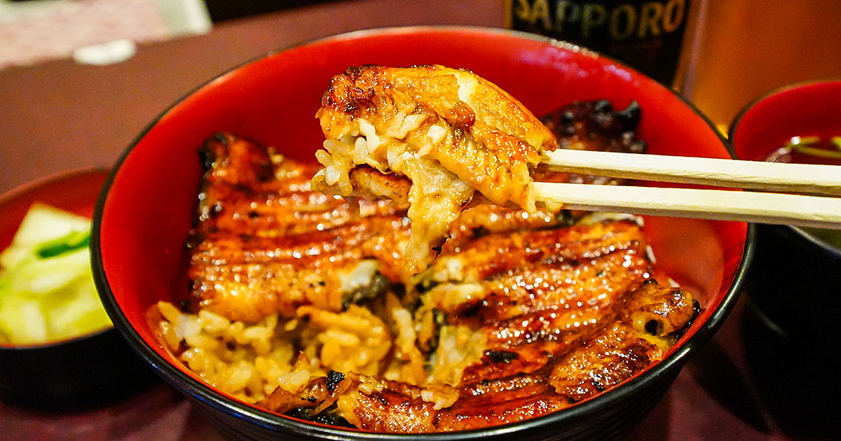 新橋『かねてつ』国産うな丼が安い！レトロなビルの地下にある7席だけの鰻屋さんはまるで屋台