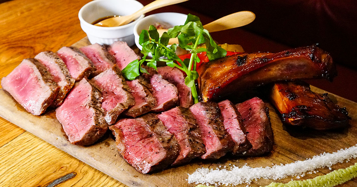 新宿三丁目『ミートキッチン log50』溢れる肉汁にはワインでしょ!ステーキに合うタイプをプロに聞く