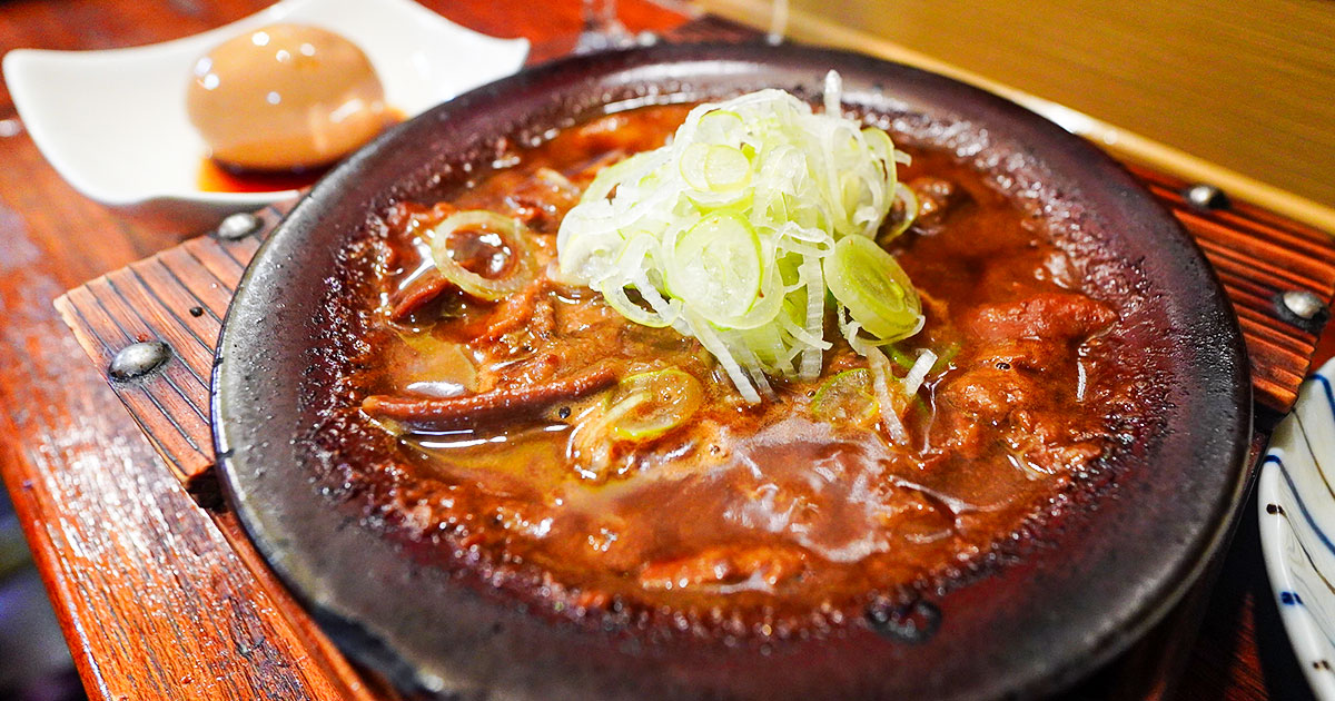 甲府『甲州煮こみ屋』葡萄酒で煮込んだ牛もつ煮と勝沼ワイン!路地裏の酒場でテロワール?