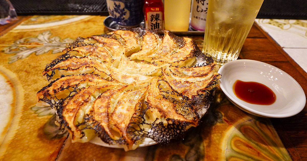 甲府『六曜館珈琲店』純喫茶の名物は大迫力の円盤餃子!? ツタ絡まるレトロ空間で至福の一人飲み