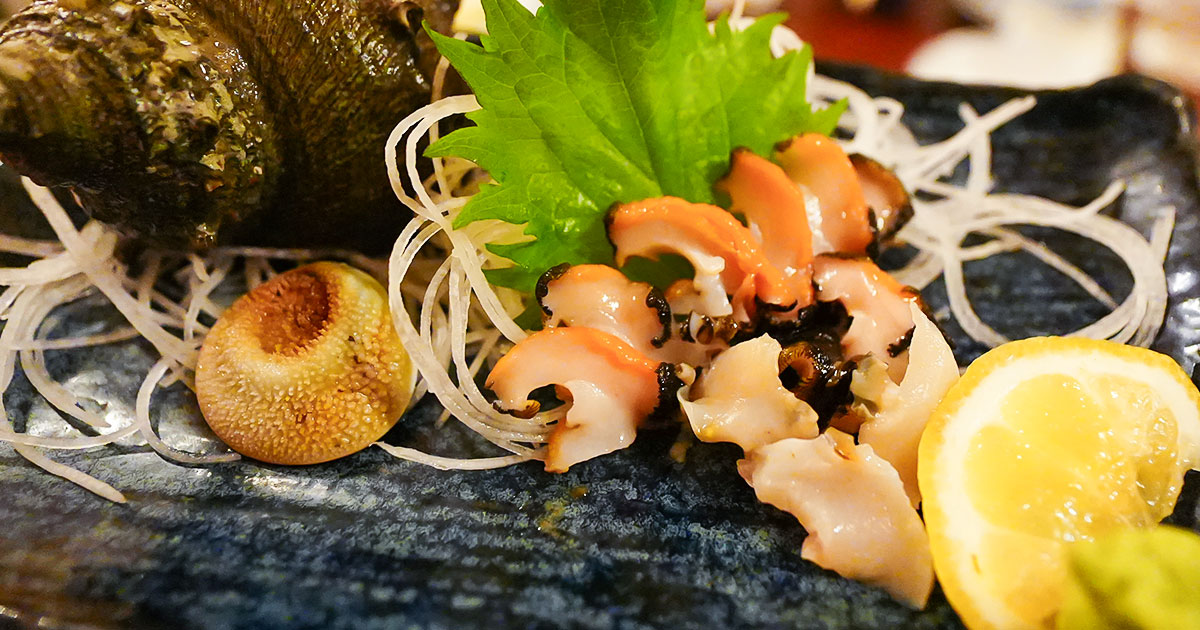 相模大野『ガクさん』昭和45年創業！生け簀の活魚と備長炭もつ焼きで乾杯する大箱酒場