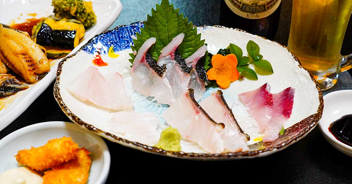 糸島・加布里『マルタ活魚』巨大生け簀が迎える漁師町食堂！鮮度抜群の刺身と漁港の空気を味わう