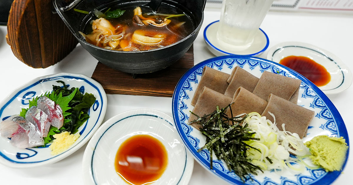 新橋『大吉田』鍋も刺身も200円均一！昼は西馬音内そば、夜は秋田地酒の酒場、きりたんぽは必食