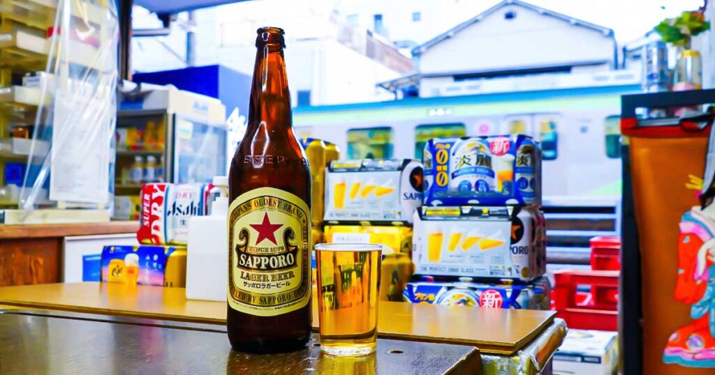 武蔵新田『飯田酒店』130年続く角打ち。多摩川線を肴に瓶ビールと人情で酔う