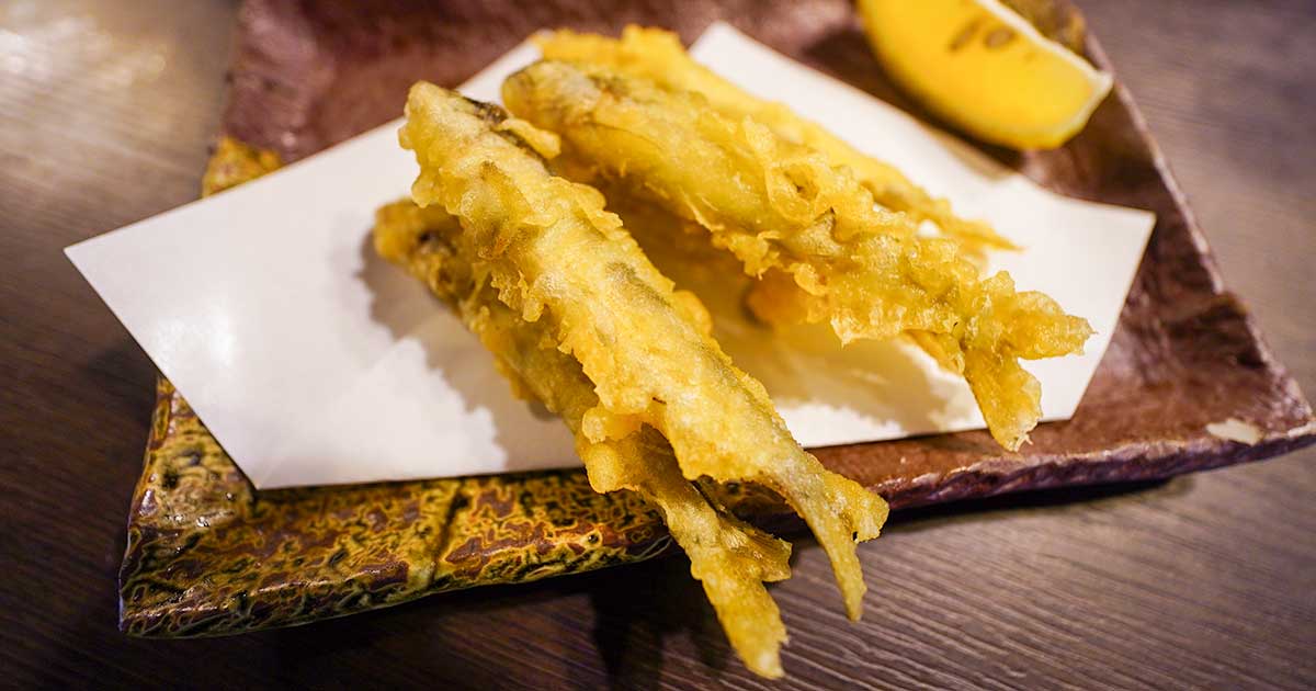 御嶽『玉川屋』渓流沿いの茅葺き屋根で乾杯!文豪も愛した創業100年超の老舗蕎麦屋