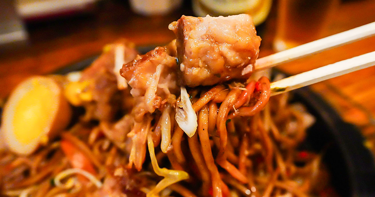 本郷三丁目『焼きそばのまるしょう』開店10周年!自家製麺と老舗ソースで赤星が進む 裏技は角煮のせ
