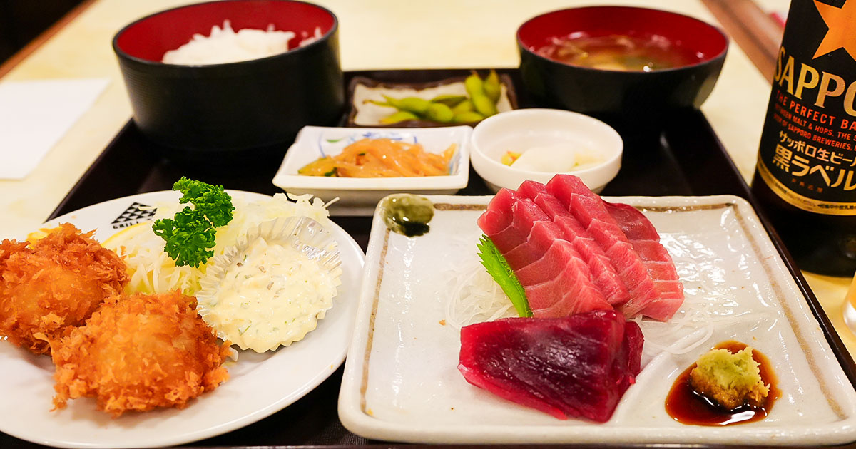 築地『東都グリル』朝8時から魚のプロが集う食堂へ！中トロと大粒ホタテフライの贅沢定食で瓶ビール
