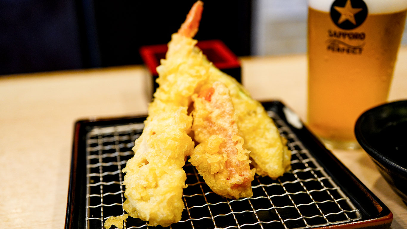 上野『かっちゃん』昼からガード下で天ぷらでせんべろ!最大4杯、海老天付き盛り合わせで激安1,300円