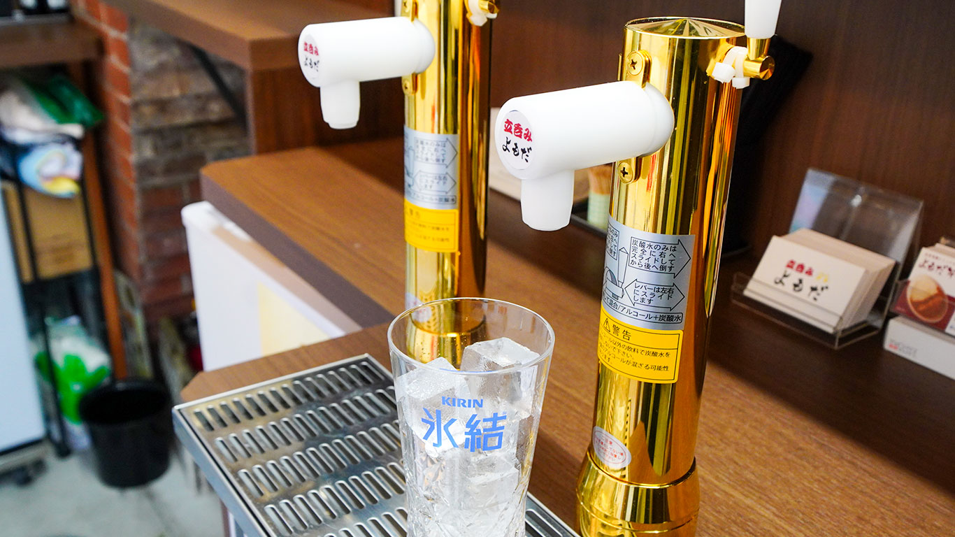 有楽町『立呑みよもだ』千円でお釣りが来る!?都心のガード下で30分500円飲み放題、名物カレー料理もクセになる
